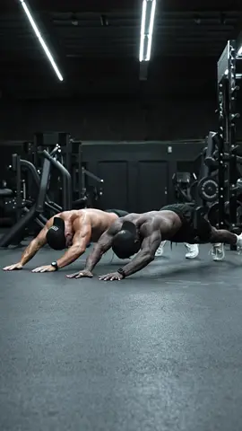 Intense push-up variations. 4 rounds, 20 seconds each. @Darien “That Ab Guy” Johnson #chest #core #abs #workout #bodybuilding 