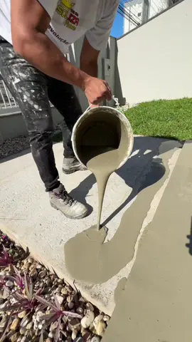 PISO CIMENTO QUEIMADO  Veja essa transformação 😱😍 #piso #cimento #cimentoqueimado #transformation #transformação #obra #obras #construction #construccion #texture #pintura #deco #pedreiro #pedreiros #casa #jardin #arq #arquitectura 