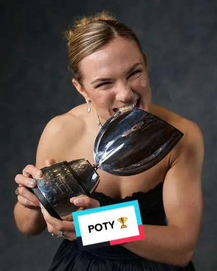 Player of the year, @Elliekildunne 👊 #englandrugby #rugby 