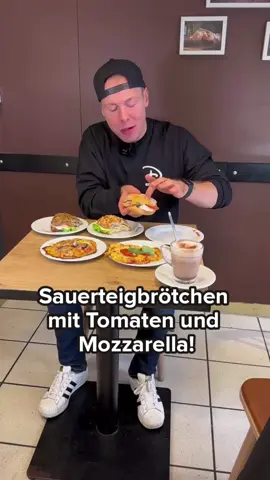 Sauerteig Brötchen mit Tomate Mozzarella bei kamps 😋 #Sauerteig #brötchen #kamps #tomate #mozarella 