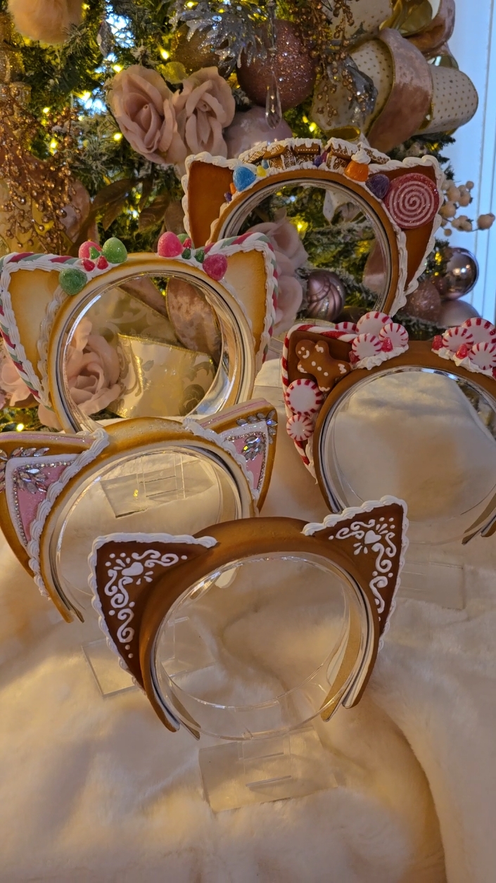 What happens when you cross a Christmas cookie with a cat? Welp, this. Thus happens. New gingerbread and sugar cookie sets have landed for the holidays ready to spread some  holiday cheer!