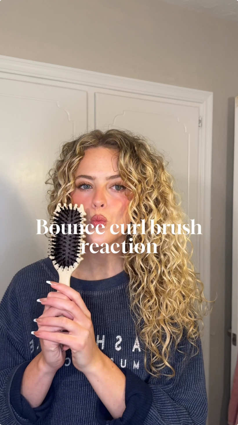 Finally bought this brush to try it for myself and I am so glad I did #curlyhair #bouncecurl #brushstyling #curlyhairtutorial #curlyhairroutine #bouncecurlbrush 