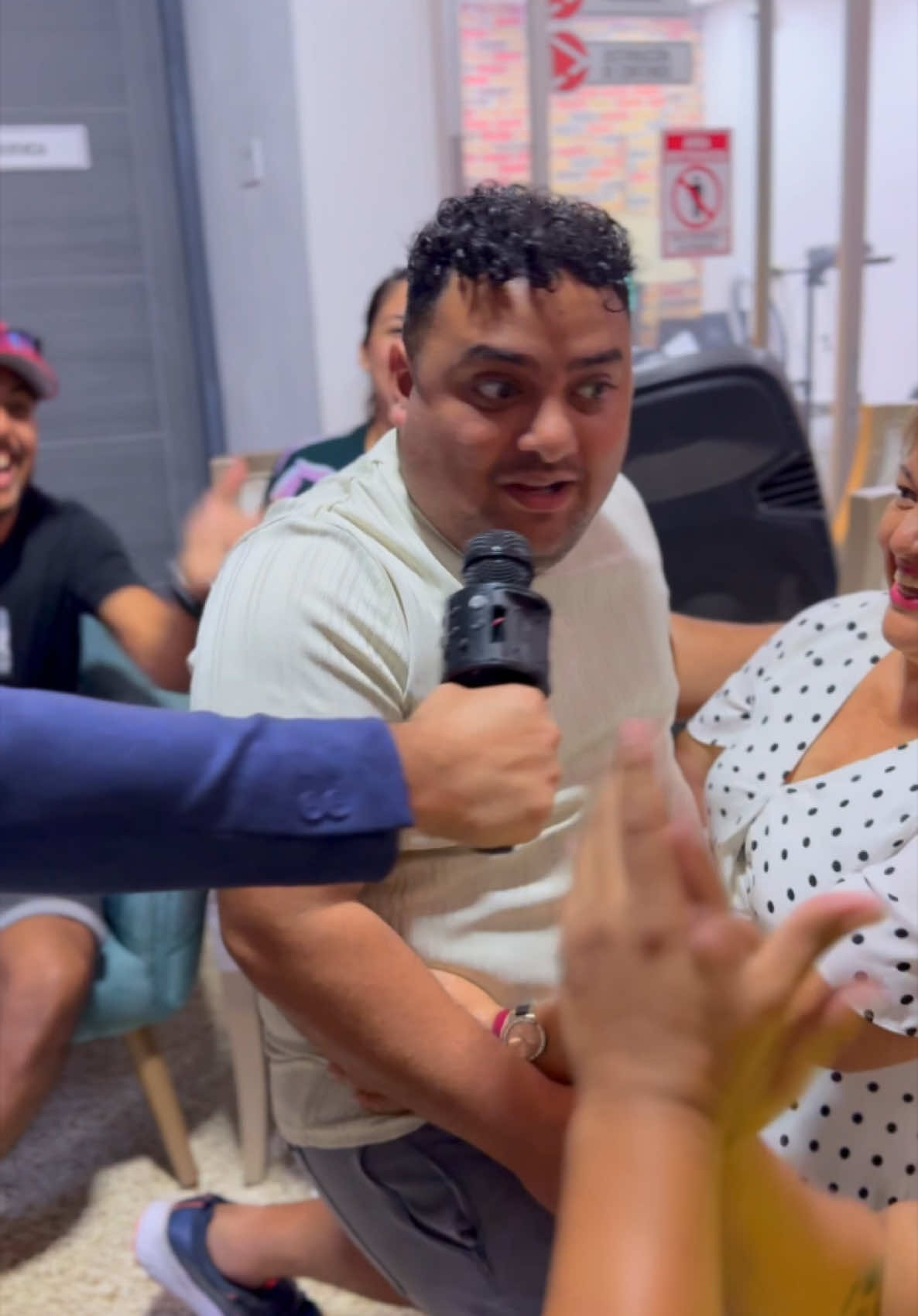 Mira como mueve los hombritos.. #jonino #parati #viral… 