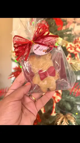 🐻🍫 **Ursinhos fofos e deliciosos!** 🍫🐻   Esses biscoitos de massa amanteigada de baunilha, recheados com chocolate, são tão lindos quanto deliciosos! ❤️ Um tem uma gravata borboleta vermelha e o outro, um azevinho na orelha. Não dá vontade de morder? 😍   Feitos com amor em cada detalhe, eles são perfeitos para presentear, decorar ou simplesmente se deliciar neste Natal. 🎄✨   🌟 **Qual você prefere: o de gravata ou o de azevinho?** Me conta!   📩  Vamos espalhar fofura e sabor por aí!   #BiscoitosDeUrsinho #NatalFofinho #AmanteigadosDeBaunilha #DelíciaComChocolate #FeitoComAmor