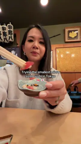 Have you ever tried micro sized sushi? This is the smallest sushi I’ve ever eaten. You can find one grain sushi at Sushi No Nohachi which is in the Asakusa area of Tokyo #tokyo#japan#sushi#tinyfood 