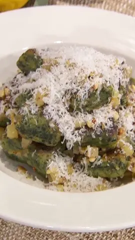 Chef Brooke Williamson stopped by to show us some veggie-focused recipes from her new cookbook “Sun-Kissed Cooking”, that could be swapped for traditional Thanksgiving sides, like this kale gnudi! 🥬 🍴 #brookewilliamson #kalegnudi #veggierecipes #sunkissedcooking