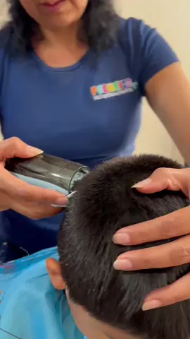 EXCLUSIVO EN PELUKIDS Maquina cortadora y aspiradora, somos la primera peluquería para niños en tenerla😱🤩 ¿Que esperas para visitarnos? #trujillo #fypp #corteparaniños #peluqueriainfantil #niños 