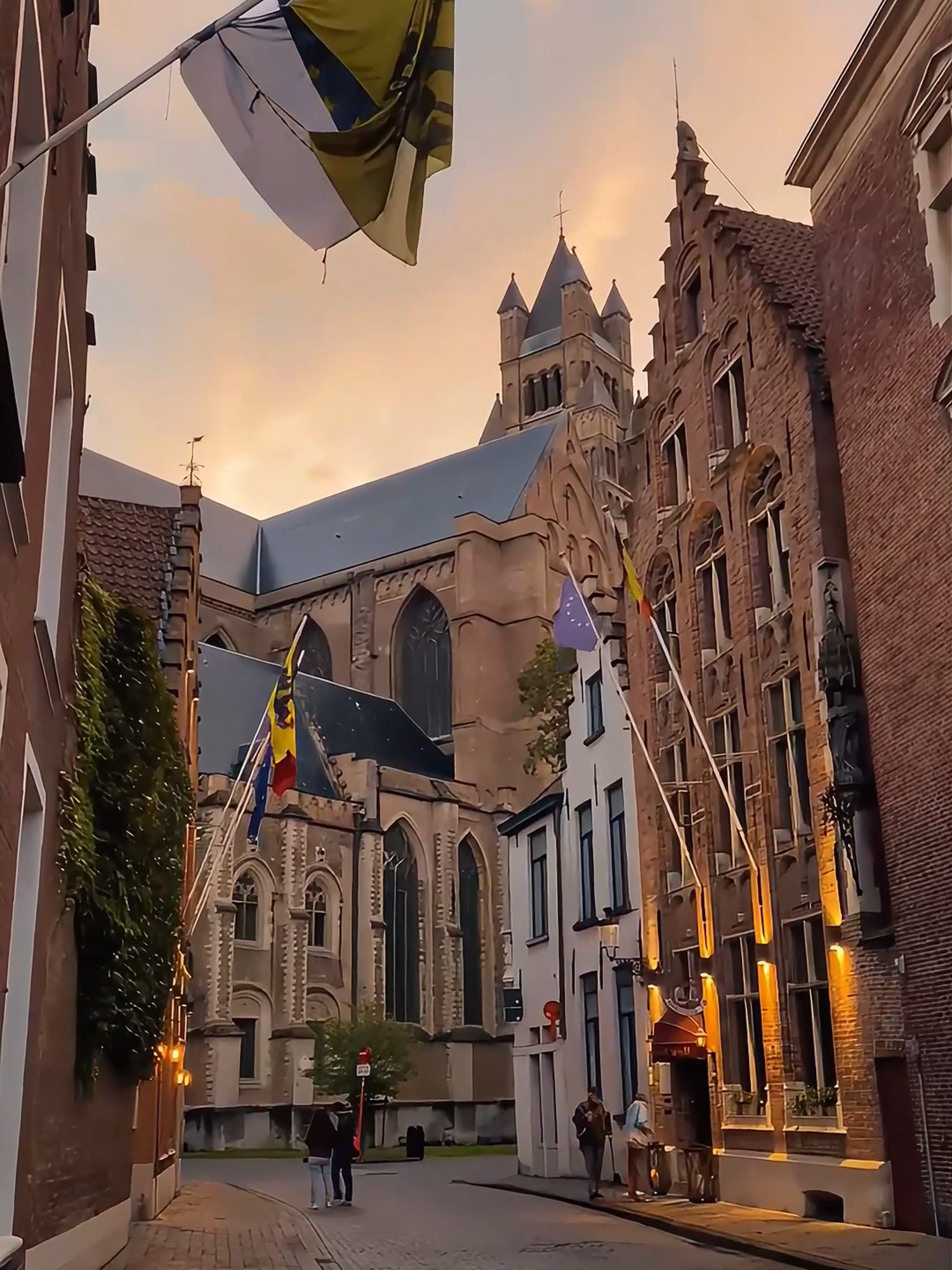 📍Belgium, Bruges Strolling through the streets of Bruges at dusk, with the romantic evening breeze blowing, feeling the poetry and distance. #belgium #bruges #travel #beautifulview #trip