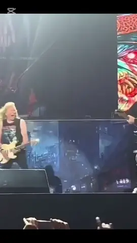 El Guerrero del Rock             Dice La Apararosa Caída de Janick Gers el 20      en el Estadio       GNPSeguro de México y solo los Guerreros se Caen y Vuelven a levantarse  como el Guitarrista       Janick Gers         Aguante    Eddie The Head          🤘💀🤘