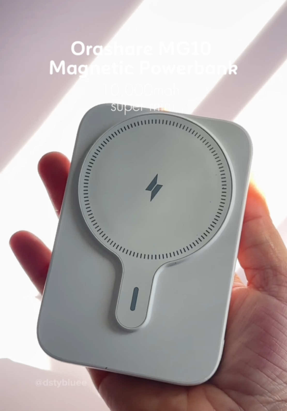 Super mini and compact magnetic charger✨ ☑️ fast charging ☑️ can charge 2 devices at the same time ☑️ strong magnetic force ☑️ mini pocket size & easy to carry #orashare #orasharepowerbank #orasharemg10 #wirelesspowerbank #tiktokmusthaves #fyp #foryourpage #powerbank #tiktokfinds #tiktokbudol 