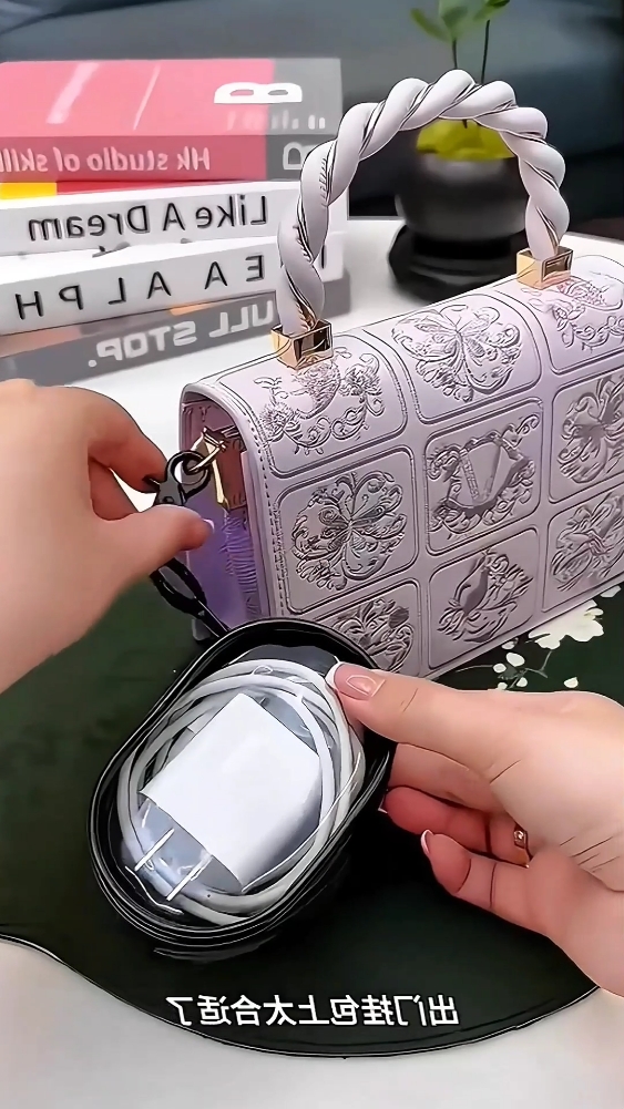 Mini pouch transparan untuk menyimpan barang-barang kecil saat ingin berpergian. #minipouch #pouchtransparan #pouchtraveling 
