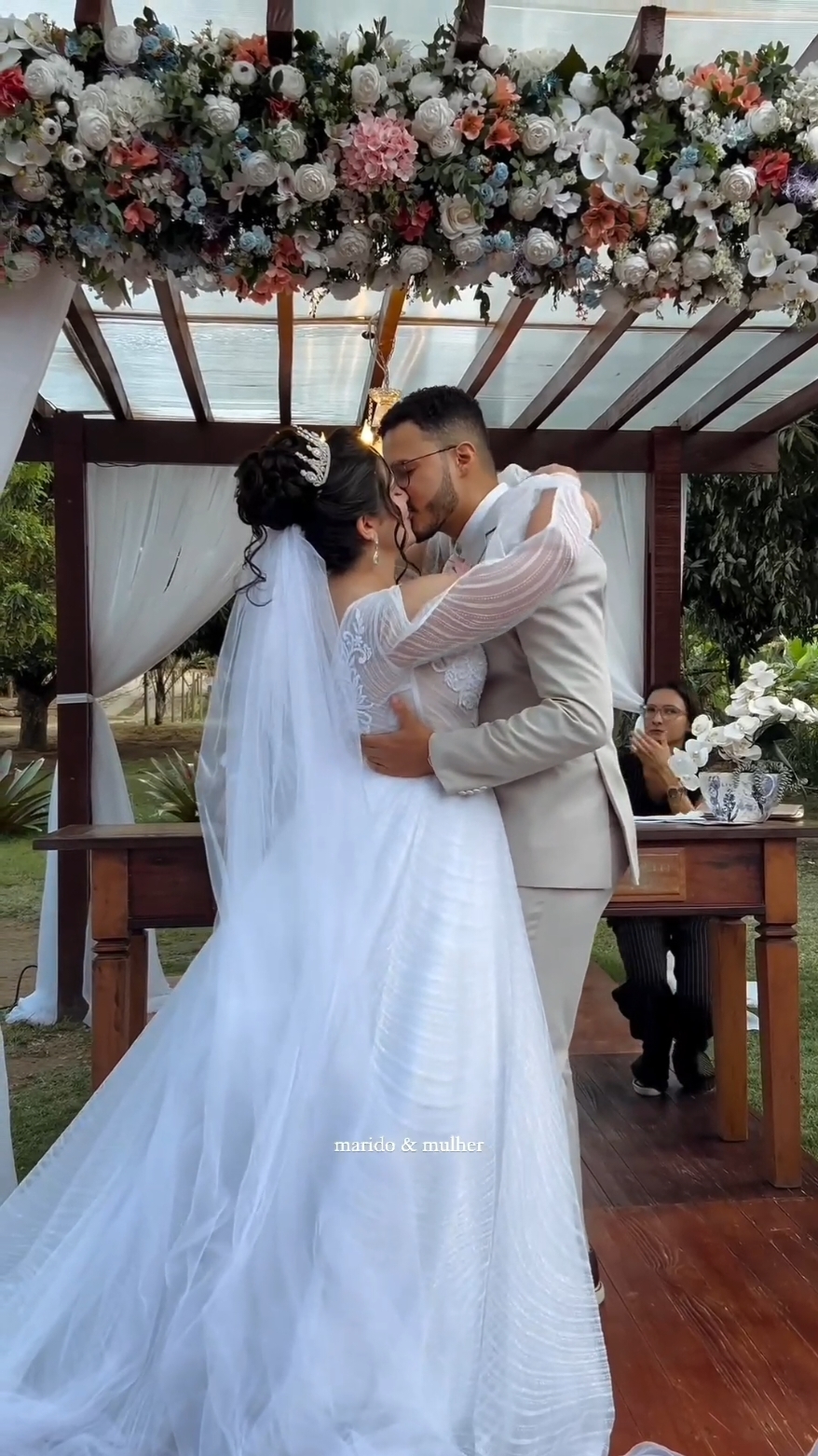 pov: você e seu noivo ensaiaram o beijo só uma vez antes do casamento 