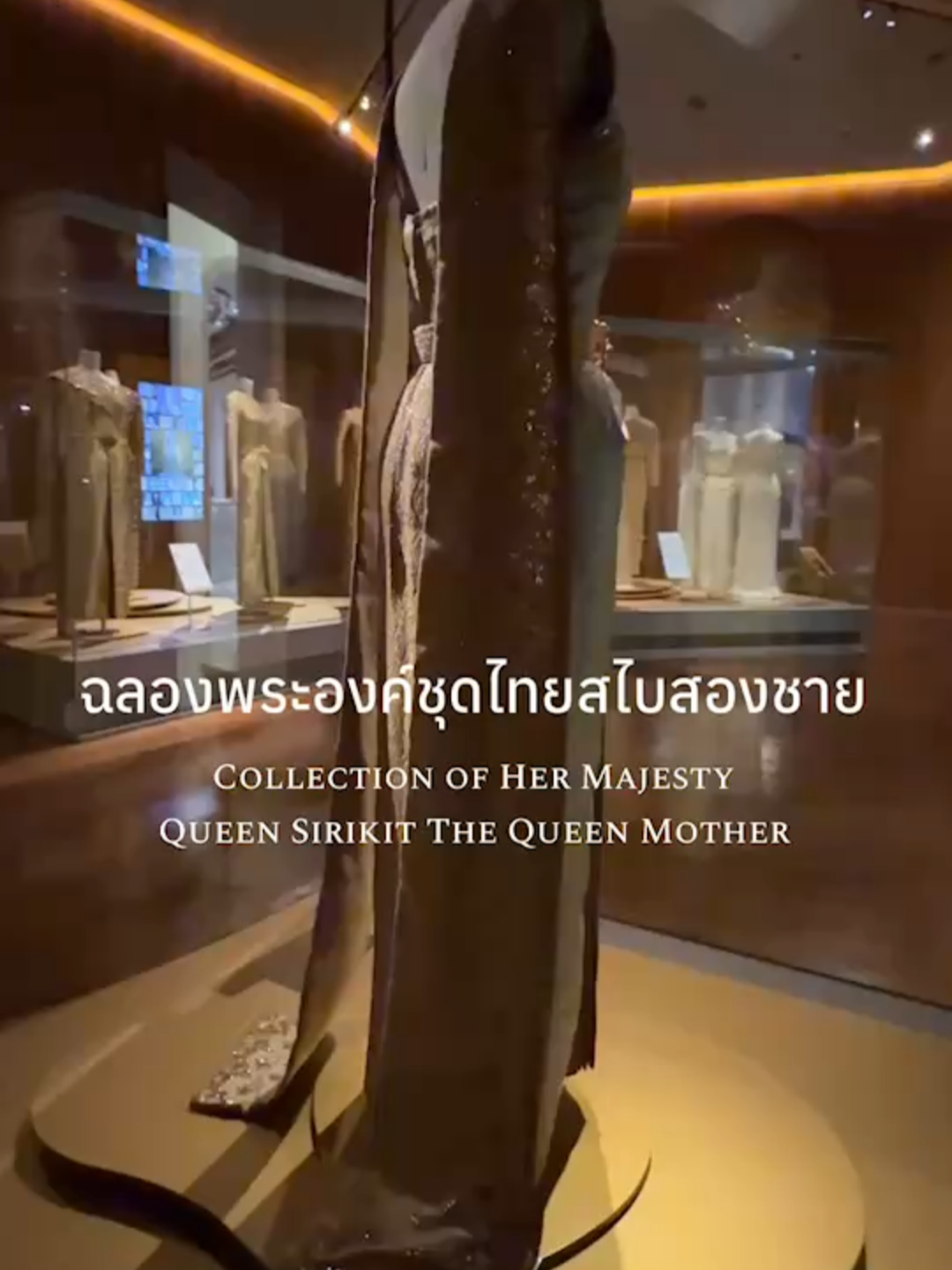 ฉลองพระองค์ชุดไทยสไบสองชายในสมเด็จพระนางเจ้าสิริกิติ์ พระบรมราชินีนาถ พระบรมราชชนนีพันปีหลวง ฉลองพระองค์ชุดไทยสไบสองชายปรากฏครั้งแรกเมื่อสมเด็จพระนางเจ้ารำไพพรรณี พระบรมราชินี ทรงในการประกอบพระราชพิธีบรมราชาภิเษกของพระบาทสมเด็จพระปกเกล้าเจ้าอยู่หัว ( 25ก.พ. 2469) และในการประกอบพระราชพิธีบรมราชาภิเษกของพระบาทสมเด็จพระบรมชนกาธิเบศร มหาภูมิพลอดุลยเดชมหาราช บรมนาถบพิตร ( 5 พ.ค. 2493) สมเด็จพระบรมราชชนนีพันปีหลวง ทรงฉลองพระองค์ชุดไทยสไบสองชาย ตามธรรมเนียมที่ปรากฏในสมัยรัชกาลที่ 7ต่อมาทรงพระกรุณาโปรดเกล้าฯ ให้นายปิแอร์ บัลแมง เป็นผู้ออกแบบฉลองพระองค์ชุดไทยสไบสองชาย สำหรับทรงในวาระโอกาสสำคัญต่างๆ #ชุดไทย #ผ้าไหม #ผ้าไทย #chudthai #thaidress #thaisilk #ชุดไทยประยุกต์ #ชุดไทยพระราชนิยม #สไบสองชาย #queensirikit #queenofthailand