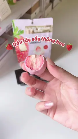 Dâu sấy thăng hoa siu giòn 🍓🍓#xuhuong #dautaysaythanghoa #dautay #ursnacks 