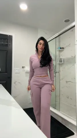 This color !!!                                                                                                                                                                                                                                                             #fyp #aritzia #aritziaoutfits #aritziasweats #aritziasweatfleece #aritziasweatset #megacargo #sweatoutfit #matchingset #OOTD @Aritzia 