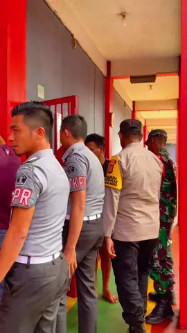 Rumah Tahanan Negara (Rutan) Kelas IIB Bengkulu menggelar razia kamar hunian warga binaan pada Selasa (26/11). Kegiatan ini dilakukan sebagai langkah deteksi dini terhadap potensi gangguan keamanan dan ketertiban (kamtib) menjelang pelaksanaan pemungutan suara Pemilihan Kepala Daerah (Pilkada) 2024 yang akan digelar pada Rabu, 27 November 2024. Razia ini melibatkan personel gabungan dari Rutan Bengkulu bersama anggota TNI dan Polri. Sinergi ini menunjukkan komitmen bersama dalam menjaga stabilitas keamanan, tidak hanya di lingkungan rutan, tetapi juga di wilayah Bengkulu secara keseluruhan. Kepala Rutan Bengkulu, Yulian Fernando, menyampaikan bahwa razia ini merupakan upaya preventif guna memastikan situasi tetap kondusif menjelang Pilkada. 