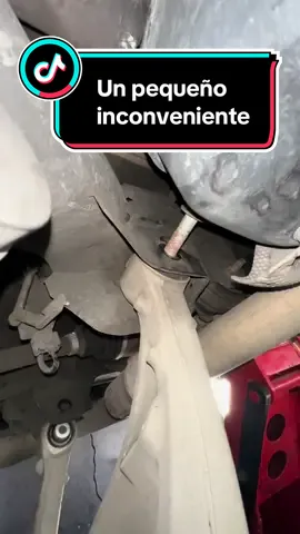 Que hubieras hecho tu cortas el perno o bajas el tanque de combustible ? 🤔 #jeep #mecanica #ingenieria #kia #hyundai #honda #nissan 