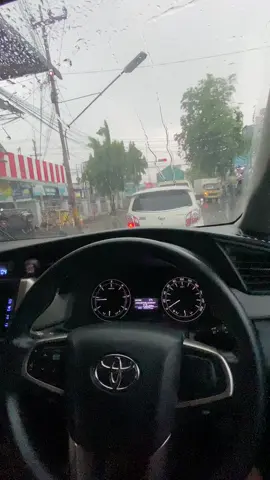 Hujan + lagu klebus + innova = 🥶 #innova2gd #innovareborn #innovadiesel #2gd #fyp 