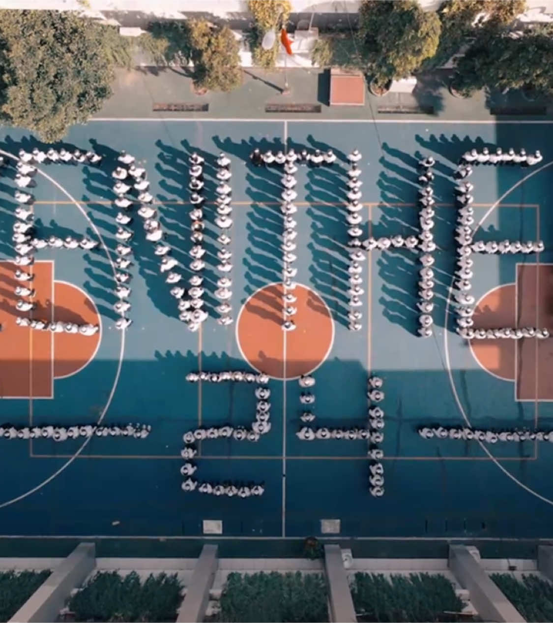 [VIDEO ANGKATAN SMPN 1 SURABAYA] Katanya video angkatan SMP ngga bisa sekeren SMA? Hmm... siapa bilang?😆 coba liat dulu SPENSA! 🎥🔥 Nih bukti vibes anak biru putih! paling juara bikin memori tak terkalahkan!🎞️💙  • Yuk! Bikin momen angkatan kalian jadi makin keren dan epic bareng @pixelviewyearbook 🎥✨ Jangan cuma jadi kenangan, jadikan karya yang tak terlupakan!😉☝🏻 #videoangkatan #videoangkatansmp #spensa #smpn1surabaya #spensabaya #yearbook #vendoryearbook #bukutahunan #bukukenangan #vendorbukutahunan #vendorbukukenangan #ceritakanmaknabersama #vendoryearbooksurabaya #vendoryearbookjakarta 