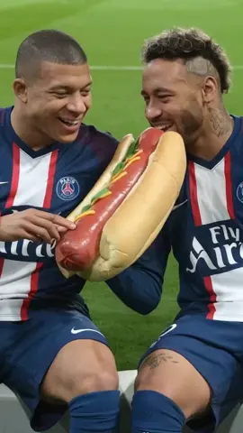 Dupla Neymar e Mbappé encarando comidas gigantes, será que eles comeram tudo? Qual comida gigante vocês gostariam de ver eles comendo?  #neymar #mbappe #humor #futebolmeme