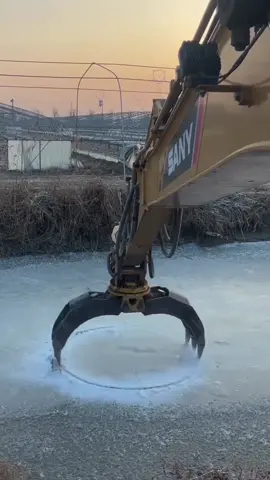 Excavator Cuts perfect circle in the Ice… #excavator #construction #ice #tiktok 