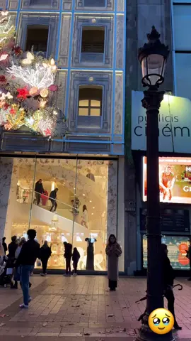 La nouvelle façade de Dior et ses décorations de noël sur les Champs-Elysées Dior's new facade and its Christmas decorations on the Champs-Elysées Crédit Photo: @tattilicious  Follow us on IG: @champselysees_paris www.champselysees-paris.com © Paris, Always an Amazing idea! #paris #igersparis #dior #diochampselysees #decorationsdenoel #christmasdecorations #arcdetriomphe #champselysees #avenuedeschampselysees