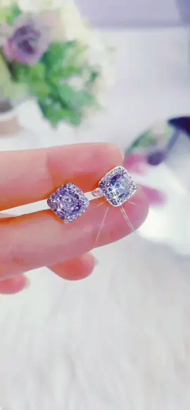 Bông tai vuông đính đá xoàn ý