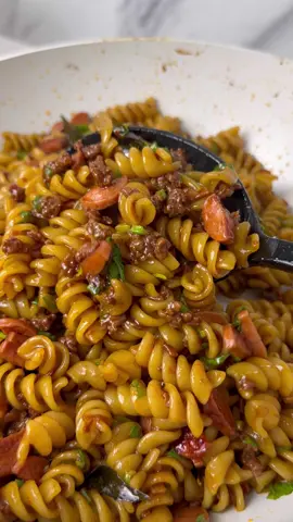 PASTA GORENG KARI Gara2 macaroni goreng Kak Naha @thecookwife la ni. Kita pun terjebak menggoreng 🤣 Bahan-bahan : 🔸Minyak 🔸1/2 biji bawang besar 🔸3 ulas bawang putih 🔸2-3 tangkai daun kari 🔸1-2sb cili kering kisar 🔸200g daging kisar 🔸1 kiub kari / rempah kari 🔸4-5 batang sosej 🔸3sb sos tiram 🔸3sb sos tomato 🔸3sb sos cili 🔸3sb kicap manis 🔸Sedikit gula 🔸Garam jika perlu 🔸Air 🔸1/2 pack pasta (yang telah direbus) 🔸Hirisan daun sup Cara-cara : 📍Tumis bawang besar, bawang putih & daun kari sehingga naik bau.  📍Masukkan cili kering kisar. Tumis sehingga pecah minyak.  📍Masukkan daging kisar. Masak sebentar.  📍Masukkan kiub kari. Masak sebentar.  📍Masukkan sosej. Bila sosej dah masak, masukkan sos tiram, sos tomato, sos cili, kicap manis & sedikit gula. Boleh juga tambah garam jika perlu. Gaul sebati.  📍Masukkan pasta yang telah direbus. Goreng sehingga semua sebati.  📍Last sekali boleh taburkan hirisan daun sup.  📍Siapp. Mudah dan pantas. Semestinya sedap 😋  Selamat mencuba 🍲 #foodstagram #instacooking #foodstyling #didapuryana #resepimemikatsuami #resepi #resepimelayu #pasta #pastagoreng #spiral #spiralpasta #spiralpastagoreng #macaronigoreng 