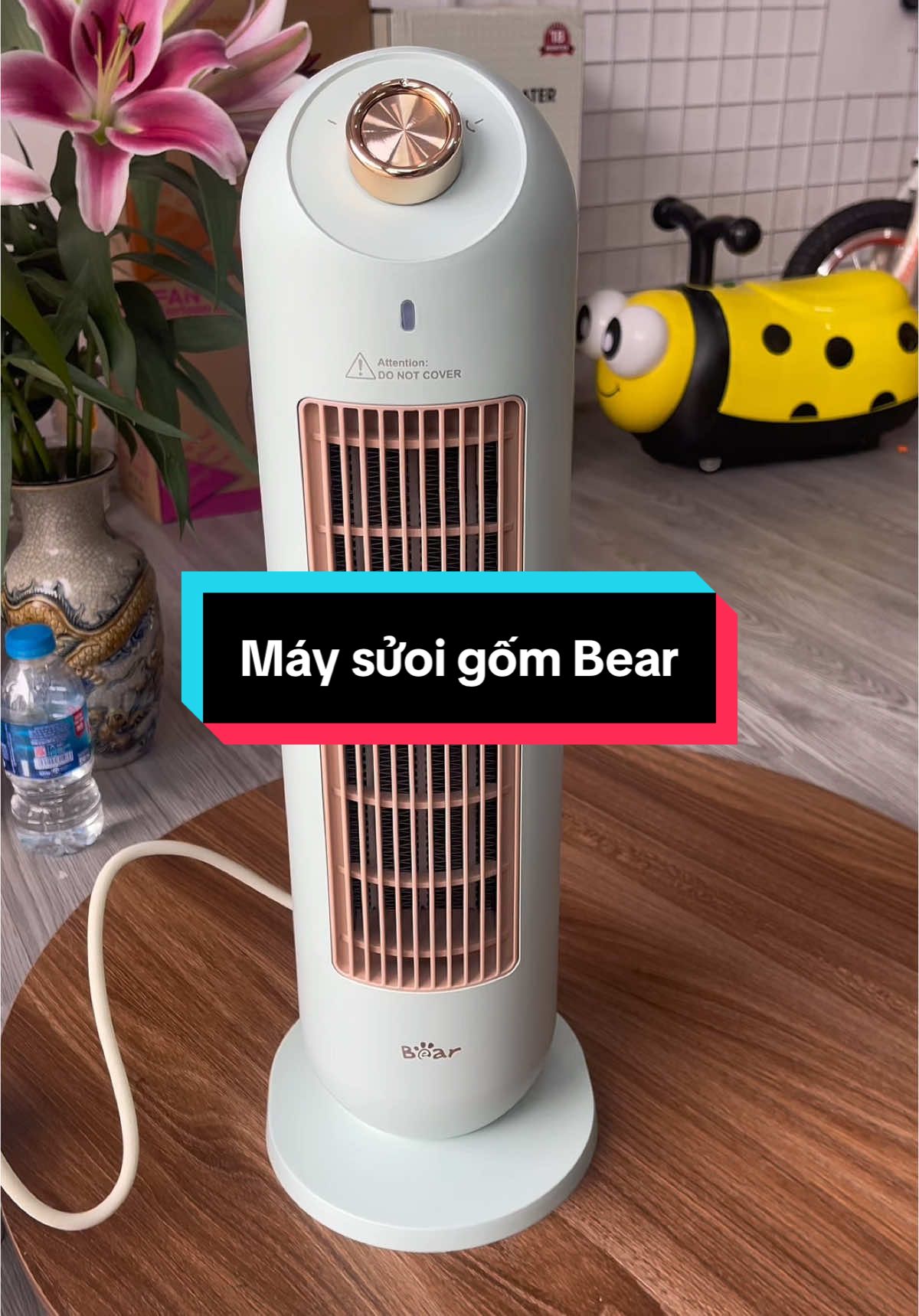 Máy sưởi gốm bear, với công nghệ làm ấm bằng gốm ptc không đốt cháy oxi, không gây khô da và không chói mắt. #maysuoigom #maysuoigombear #maysuoiam #quatsuoigom #xuhuong 