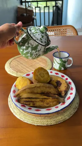 Teh Panas, pisang dan ketela kukus🥰#fyp #tehpanas #ketelakukus #pisangkukus 