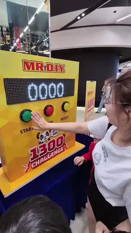 挑战Mr DIY Plus 1300 成功🎉 我也来挑战1300，没想到在身边有三个小瓜一直干扰的情况下还能一次就成功🤣 话说，站在前面看着数字一直跑眼睛好花😵‍💫所以我退后看,但还是花😅 也想挑战自己的朋友们可以到Mr.DIY Plus Mid Valley Southkey Johor 参加🤪