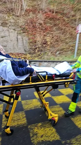 On parle toujours des migrants et de la génération Z, mais ma mère niveau assistanat c'est pas mal non plus... #revalidation #maman #coma 
