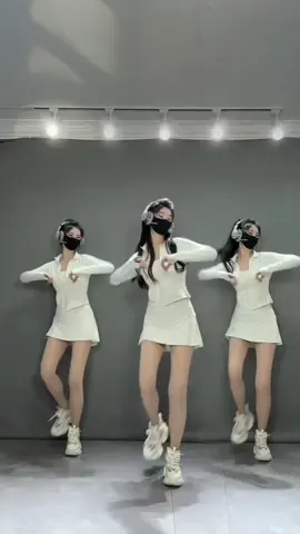 查尔斯顿舞 Ayo belanja outfit kekinian di profil showcase. Thks #dance #cute #chinesegirls #trending #trendtiktok #tiktokdance #xuhuong2024 #dj #remix #s_d_s 