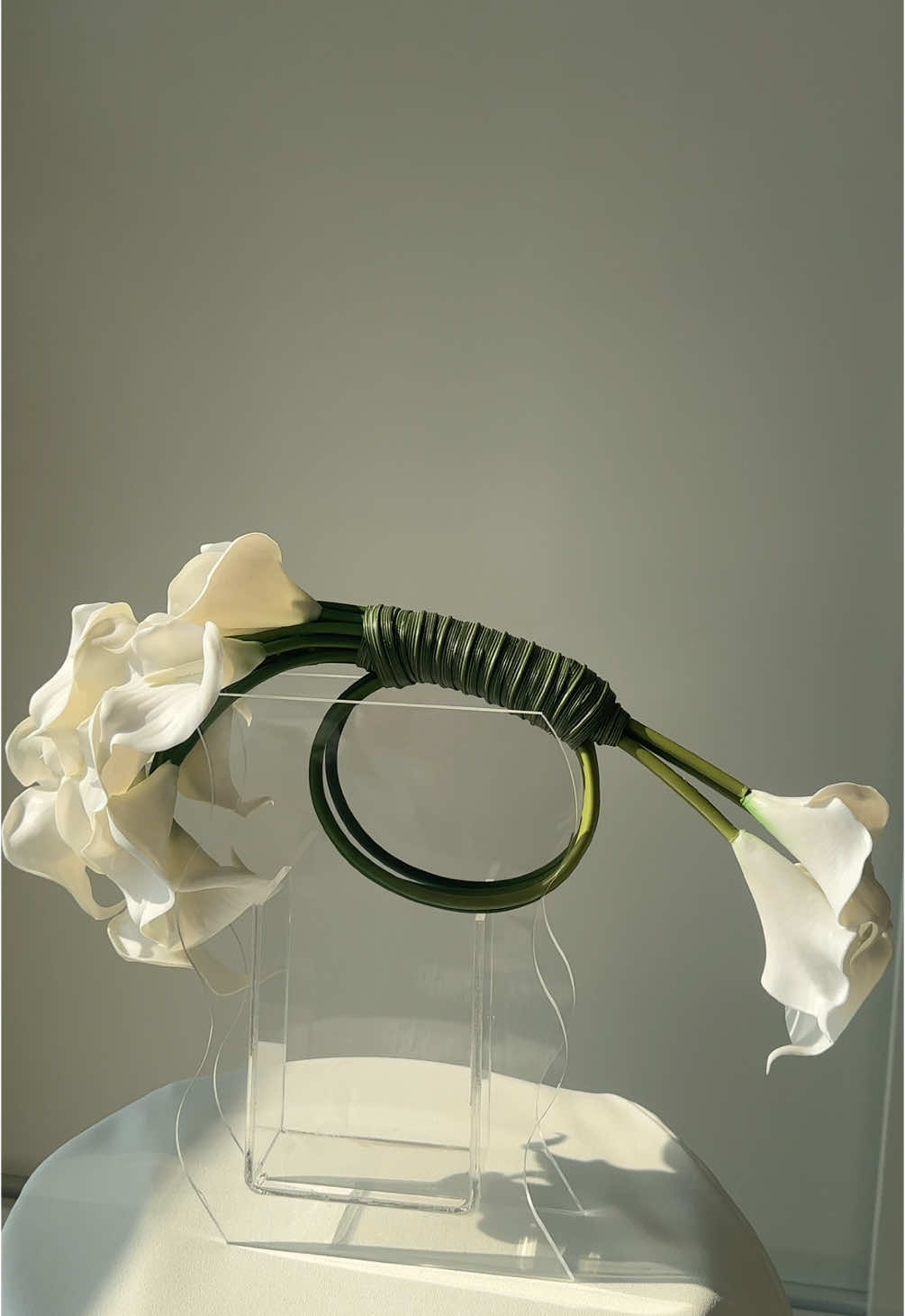 مسكة عروس راقية بزهور ال Calla lily يسعدنا أن نكون جزء من مناسبتك🥰 . ‏ ‏Free Delivery #مسكة_عروس #مسكة_ورد #مسكة_حناء #حفلة_حنة #عروس#الامارات #عروس_الامارات #الشعب_الصيني_ماله_حل😂😂 #اكسبلورexplore #bridalbouquet #الشارقة #دبي#عرس#تنسيق-اعراس#weddingplanner #bride#bridalbouquet