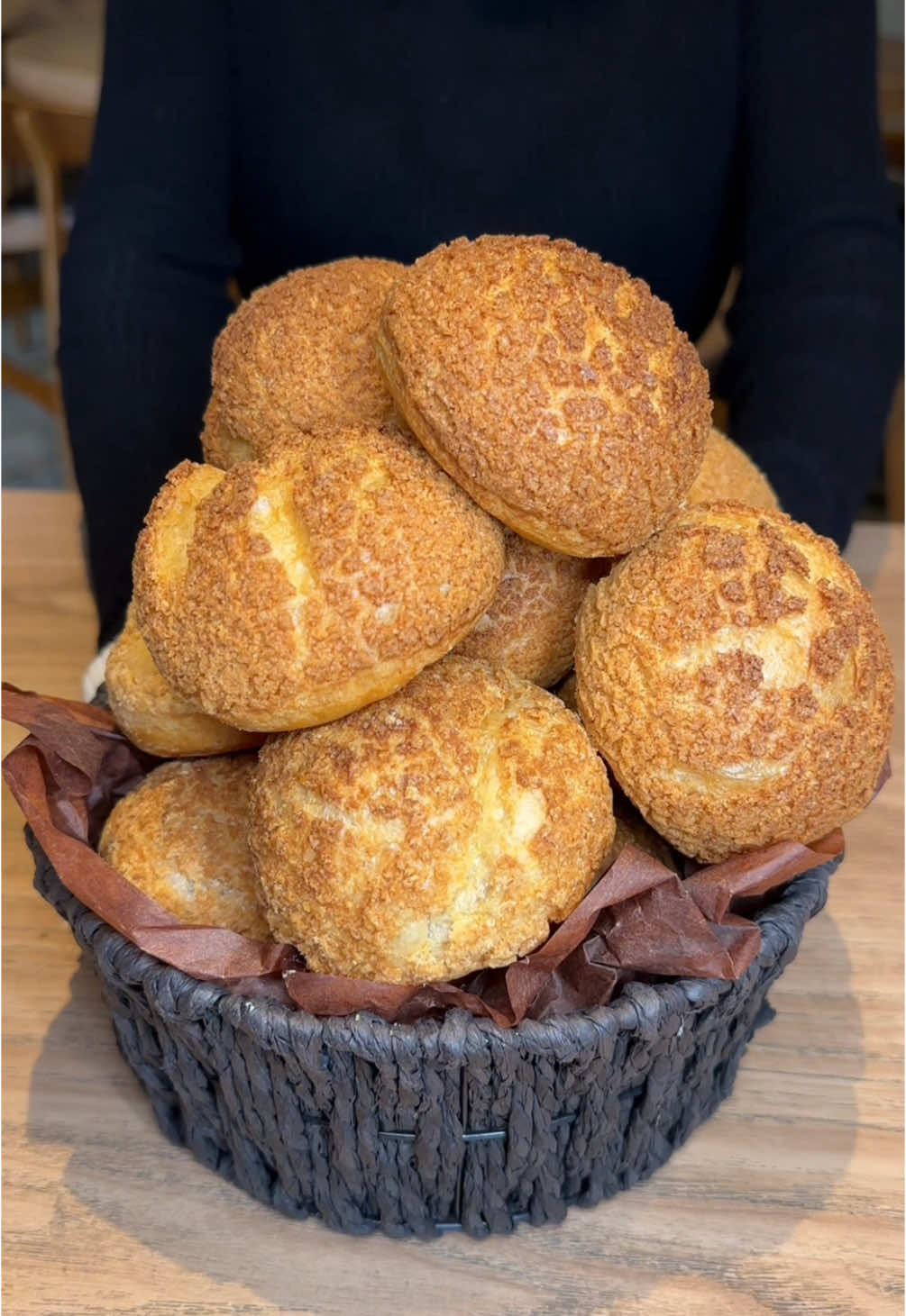 ほっぺた落ちる濃厚チーズシュークリーム🤤 ◎ 濃厚チーズシュークリーム　3個900円 ⚠️『冷凍販売のみ』 【店名】KAKA cheesecake store SAKURAZAKA 【住所】福岡県福岡市中央区六本松３丁目１−５８ リード桜坂 【ｱｸｾｽ】桜坂駅から徒歩6分 【定休】なし 【営業時間】10:00-18:00 【料金】1,000-2,000円 #福岡グルメ #japanesefood #tiktokfood 