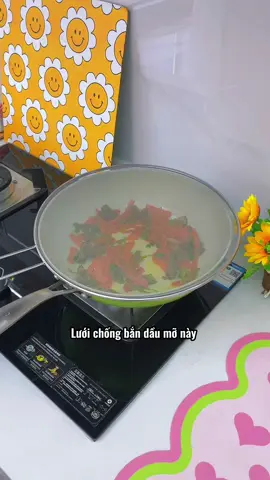 Các chị em thích ăn đồ chiên rán tại nhà, với chiếc lưới đậy chảo này sẽ không còn bị dầu chiên dán bắn khắp nơi nữa!! #luoidaychaochongvangdau #tienich #giadungnhabep #creatorsearchinsights #thietthuc #jizonguyen 