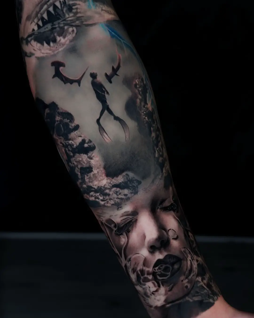 Questo tatuaggio in stile realistico cattura la magia del mondo sottomarino con dettagli incredibili. La composizione vede un volto femminile sommerso nell’acqua, avvolto da bolle che fluttuano leggere, simbolo di tranquillità e mistero. Subito sopra, un subacqueo in risalita verso la superficie si muove tra rocce marine, evocando un senso di avventura e connessione con la natura. 💬 Cosa ne pensi di questo tatuaggio? Se ti ha colpito, lascia un ❤️ Mi piace e raccontami nei commenti le emozioni che ti trasmette o quale elemento ti piace di più! Condividi la tua opinione: adoro leggere i vostri pensieri! Thanks: @farinagianpiero  #tattoo #tatuaggiorealistico #tattooartist #tatuaggiosubacqueo #tattooinspiration #underwatertattoo #realistictattoo #tattooart #tatuaggipersonalizzati #tatuatoriitaliani #oceantattoo #deepseatattoo #tattooaddict #blackandgreytattoo #tattoodesign #sparanise #caserta 
