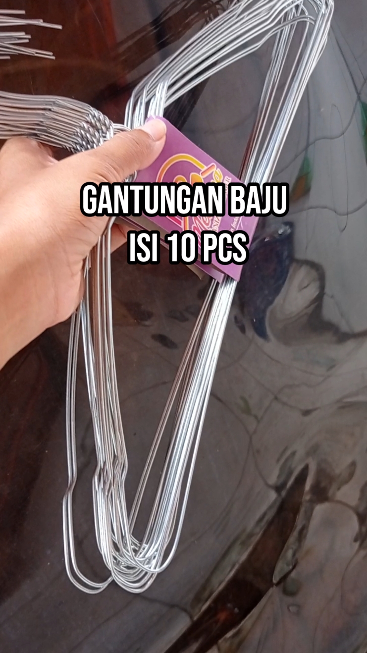 Hanger kawat / Gantungan kawat Gak sampai 5 ribu udah bisa dapetin hanger isi 10 pcs #hanger #hangerkawat #hangerbaju #hangerisi10 #fyp