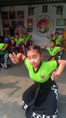 ekspresi mata penari cilik #dance #viral #shorts #fyp #sanggarpradnyaswari🙏 #jembrana #short #@Sanggar Pradnya Swari 