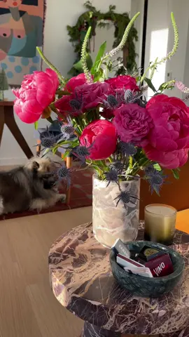 This week’s flower refresh 🥹✨ #flower #flowerdesign #peonies #flowertok #floralarrangement #cb2 #interiordesign @CB2 #flores