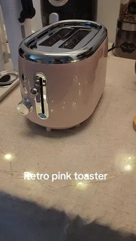 I LOVE my retro pink toaster! #pink #retto #toaster #kitchen #appliances #toast #holidaycountdown #holidayshopping #tiktokshop #tiktokshopfinds #cooking 