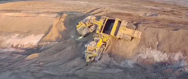 Always wear your seatbelts!!! #foryou #foryoupage #viralvideo #scraper #construction #heavyequipment #excavation #caterpillar 