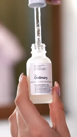 #reklama Cześć! Dziś pokażę Wam dwa produkty od The Ordinary, które zdecydowanie warto wypróbować. Pierwszy z nich to Serum nawilżające z ceramidami i kwasem hialuronowym. To serum doskonale nawilża, zapewnia głębokie nawilżenie skóry, wygładza ją i sprawia, że staje się jędrna, zdrowa i promienna. A teraz drugi produkt: Serum rozjaśniające z niacynamidem 10% i cynkiem 1%. To świetny wybór, jeśli Twoja skóra jest matowa i skłonna do niedoskonałości. Koniecznie spróbuj obu! @notino_pl @theordinary #TheOrdinaryxNotino #reklama 