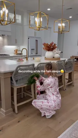 But why is decorating low key so therapeutic when the fam is sleeping and the house is quiet?? 😂 #miniwreath #christmaskitchen #momsafterdark #diychristmasdecor #bowseason #pinkchristmas 