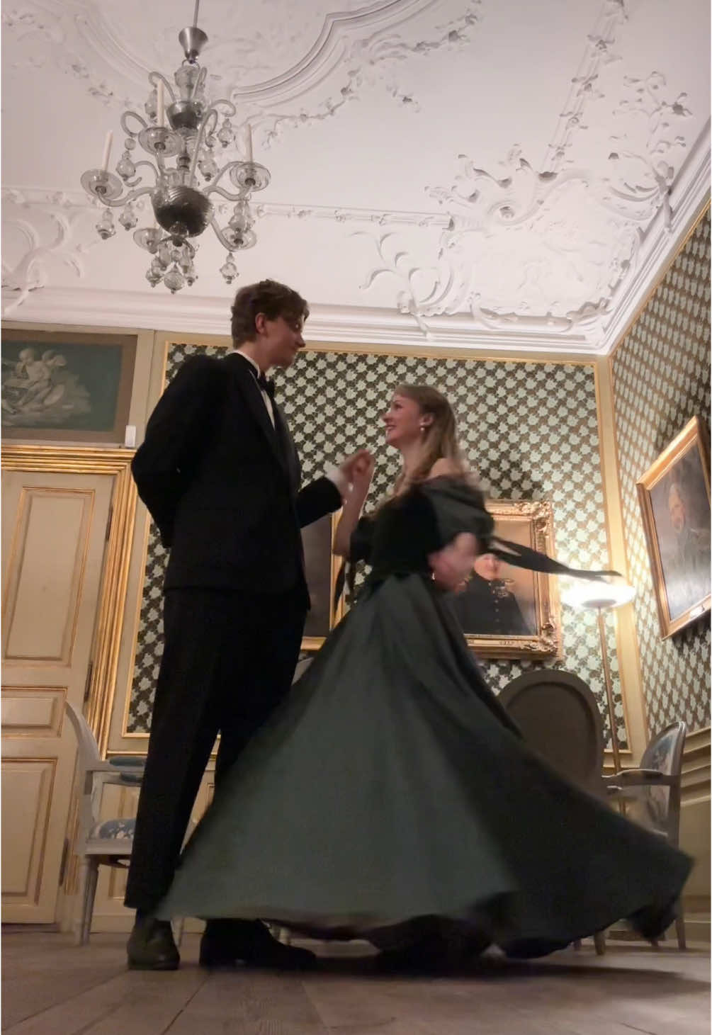 Svarer @trad_husbando do you like the outfit I chose? Wearing My Minerva Gown with a green velvet pair of stays over. #ball #coupledance #historicalfashion 