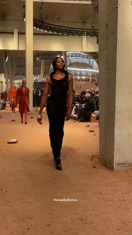 Naomi Campbell for Off-White Fall/Winter 2023 🖤 #naomicampbell #offwhite #parisfashionweek #therealbigfashion @off____white 