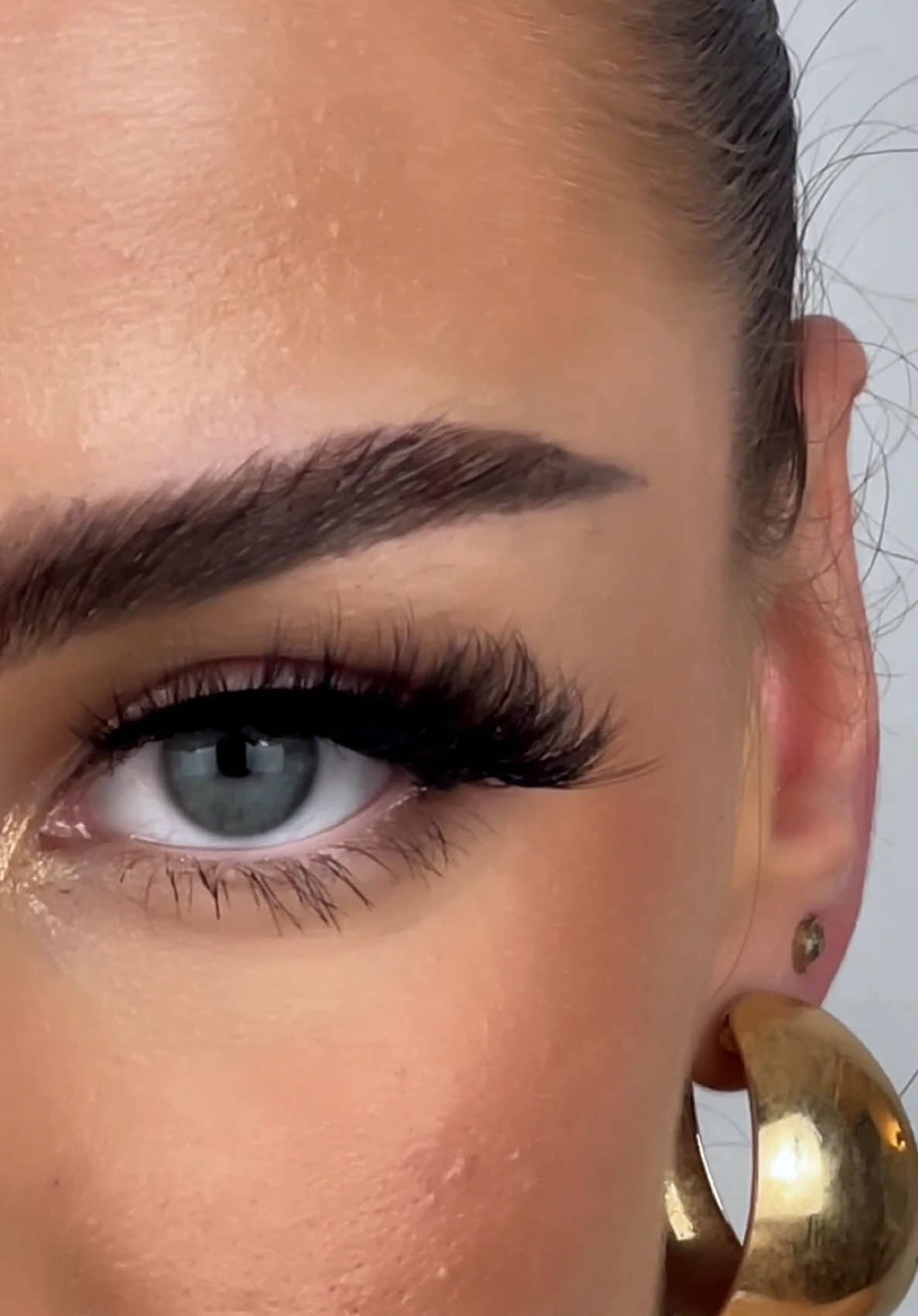 ✨Strahle mit unseren Barbie Wimpern! ✨ Diese Wimpern bieten nicht nur atemberaubendes Volumen, sondern auch die perfekte Länge für einen dramatischen Augenaufschlag. Sie sind super leicht, sodass du sie den ganzen Tag tragen kannst, ohne dass sie unangenehm werden💖 Ob für einen besonderen Anlass oder einfach, um deinen Alltag mit ein bisschen Extra Glamour zu bereichern – die Barbie Wimpern sind der perfekte Begleiter 👁️✨ . Jetzt sichern! Link in Bio . . Model @alice  #wimpern #lashes #beautyessentials #switzerland #ourbeauty #wimpernverlängerung #beauty #makeup #glamour #makeuplook #makeupartist #makeupaddict #makeuplover #model #aesthetics #fyp #veganlashes #getreadywithme #eyemakeup #lasheslasheslashes 