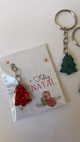 Não sabe o que dar de brinde para seus clientes / amigos.. esse chaveiro de árvore de natal esta a coisa mais fofa!! Lembrando que também temos outras opções de chaveiros para lembrancinha! 💚❤️ #creatorsearchinsights #lembrancinhadenatal #natal #lembrancanatal #arvoredenatal #arvorenatal #chaveironatal #chaveirodenatal #resina #chaveiroresina #chaveirolembrancinha 
