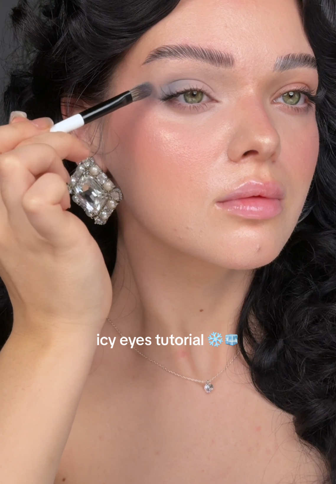 Icy eyes makeup tutorial ❄️🧊>>> @makeupbymario @YSL Beauty #icymakeup #frostymakeup #wintermakeup #wintermakeuplook #easyeyeshadow #easyeyemakeup 