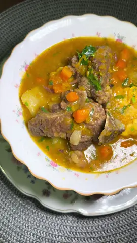 PUCHERO Ingredientes: - 1,5kg de puchero - 1kg de mandioca - 1 cenoura - 1 batata doce - 1/3 abóbora cabotia - 2 espigas de milho - 6 dentes de alho - Sal a gosto - Pimenta do reino a gosto - 2 tomates  - 1 cebola - Salsinha a gosto Modo de preparo no vídeo. 🚨400ml de água para cozinhar o puchero por 30 minutos  🚨A mandioca é pré cozida por 10 minutos na panela normal, depois coloca tudo junto com a carne e o restante dos legumes e acrescenta 800ml de água e volta pra pressão por mais 10 minutos 🚨Serve 8 pessoas